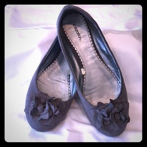 Cute grey Xhilaration ballet flats!